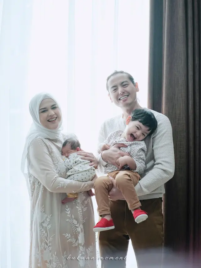 5 Potret Perdana Cut Meyriska dan Roger Danuarta Gendong Kedua Buah Hati
