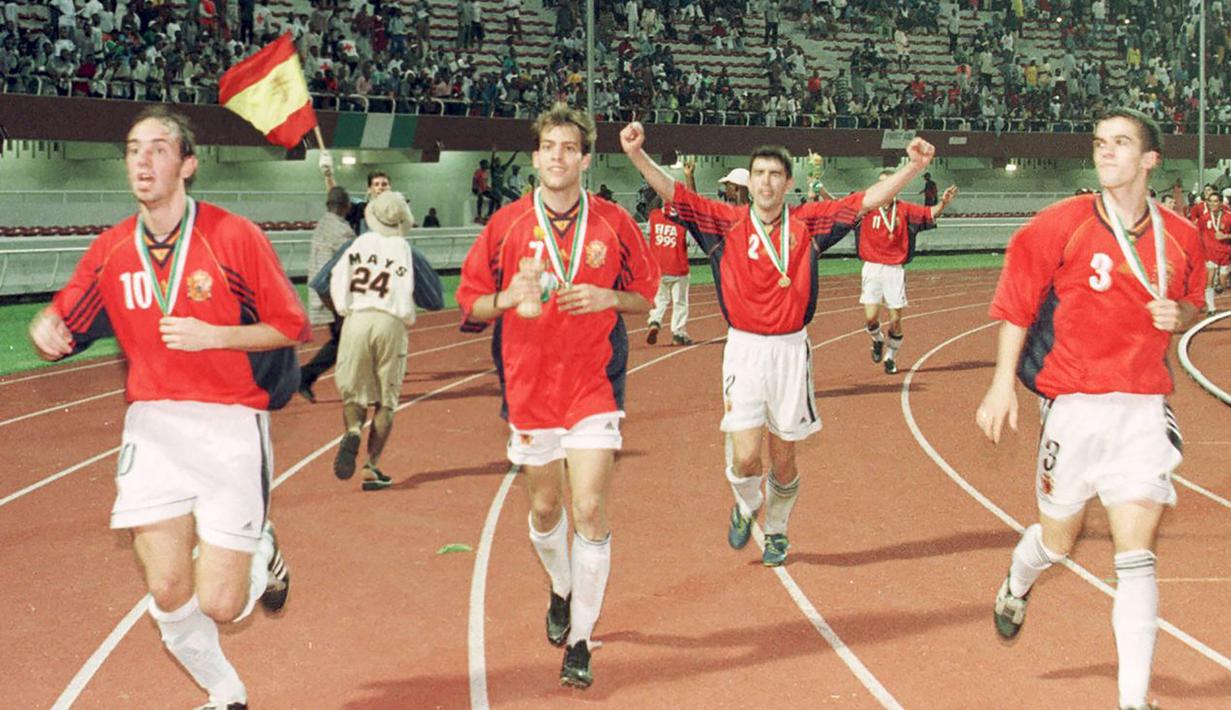 Para pemain Spanyol merayakan keberhasilan menjuarai Piala Dunia U-20 1999 setelah mengalahkan Jepang dalam laga final di Lagos, Nigeria (24/4/1999). Spanyol tercatat baru satu kali menjuarai Piala Dunia U-20 pada edisi 1999 di Nigeria. Di partai final, Spanyol mengalahkan Jepang 4-0. (AFP/Seyllou Diallo)