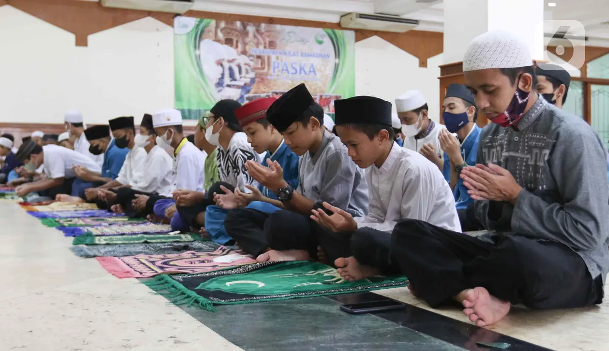Peserta sedang berdoa saat mengikuti kegiatan Pesantren Kilat Ramadhan di Masjid Agung Sunda Kelapa, Menteng, Jakarta, Minggu (10/4/2022). Sebanyak 200 peserta yang terdiri dari kaum dhuafa dan yatim piatu mengikuti kegiatan Pesantren Kilat Ramadhan. (Liputan6.com/Herman Zakharia)