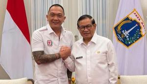 Ketua Harian PB ORADO, Giri Bayu Kusumah, bersama Gubernur Jakarta, Pramono Anung, dalam audiensi sebagai bagian penguatan dukungan untuk Kejurnas Turnamen Domino 2026. (Bola.com/Dok. PB ORADO)