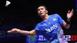 Pebulu tangkis tunggal putra Indonesia, Jonatan Christie berusaha mengembalikan bola saat menghadapi sesama wakil Indonesia, Anthony Sinisuka Ginting pada laga final tunggal putra kejuaraan bulu tangkis All England 2024 di Utilita Arena, Birmingham, Inggris (17/3/2024) malam WIB. Jonatan Christie menang dua gim langsung (21-15, 21-14) sekaligus menjadi juara. (AP Photo/Rui Vieira)