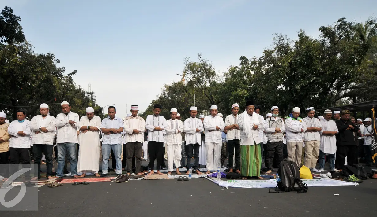 Sejumlah demonstran melaksanakan salat ashar di sela-sela demo 4 November 2016 di depan Balai Kota, Jalan Medan Merdeka Selatan, Jakarta, Jumat (4/11). Mereka melaksanakan shalat ashar berjamaah di lokasi demo. (Liputan6.com/Yoppy Renato)
