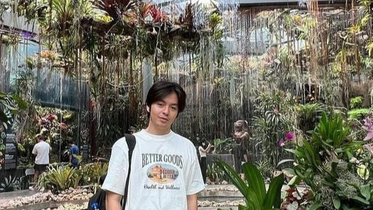 Potret 'Turis Mode' Angga Yunanda di Singapura Bikin Kaum Hawa Auto Klepek-klepek