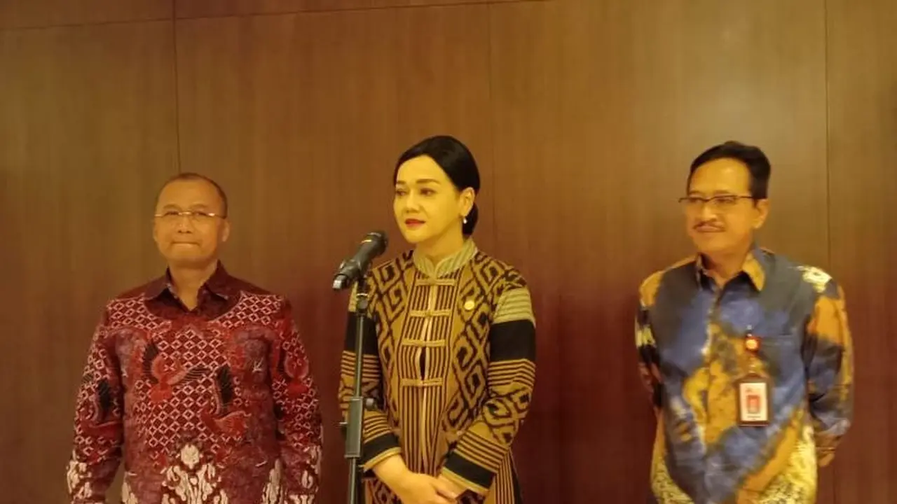 Anggota Dewan Komisaris OJK Bidang Edukasi dan Perlindungan Konsumen, Friderica Widyasari Dewi, di sela-sela acara sosialisasi yang digelar OJK di Hot Grand Hyatt, Jakarta, Selasa (14/3/2023).