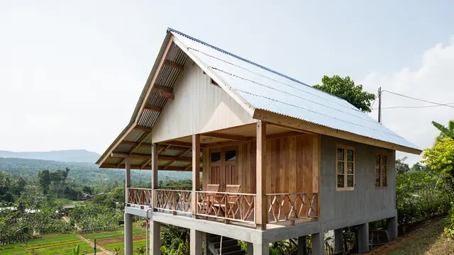 Model Rumah Panggung Sederhana yang Cocok di Lahan Miring (AI)