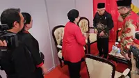 Ketum PDIP Megawati Soekarnoputri, Ketua DPP PDIP Puan Maharani, dan Prananda Prabowo, tampak menyambut kedatangan Wakil Presdien Ma’ruf Amin dan Menteri Agama (Mwnag) Yaqut Cholil Qoumas di ruang VVIP Stadion Utama GBK.