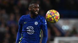 Antonio Rudiger. Bek tengah Jerman berusia 29 tahun yang baru saja meninggalkan Chelsea menuju Real Madrid dengan status bebas transfer ini menjadi salah satu bek termahal yang pernah dimiliki The Blues. Ia didatangkan Chelsea dari AS Roma pada awal musim 2017/2018 dengan nilai transfer 35 juta euro atau kini setara Rp529 miliar. Selama total 5 musim membela Chelsea, ia total tampil dalam 202 laga di semua ajang dengan torehan 12 gol dan 17 assist. (AFP/Glyn Kirk)