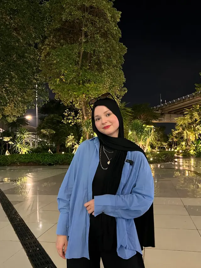 6 Potret Gaya Fashion Hijab Tugba Kiara, Aksesori Anting Bikin Look Stand Out