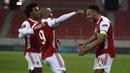 Striker Arsenal, Pierre-Emerick Aubameyang (kanan) melakukan selebrasi usai mencetak gol ketiga timnya ke gawang Benfica dalam laga leg kedua babak 32 Besar Liga Europa 2020/21 di Georgios Karaiskakis Stadium, Kamis (25/2/2021). Arsenal menang 3-2 atas Benfica. (AP/Thanassis Stavrakis)