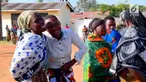 Kerabat menangis dalam kesedihan ketika menghadiri  pemakaman massal para korban tenggelamnya kapal ferry di Danau Victoria, Tanzania.