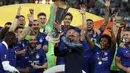Maurizio Sarri mengangkat trofi pertamanya di Eropa bersama Chelsea saat The Blues berhasil mengalahkan Arsenal di final Europa League 2019 lalu. ( AP/Darko Bandic )