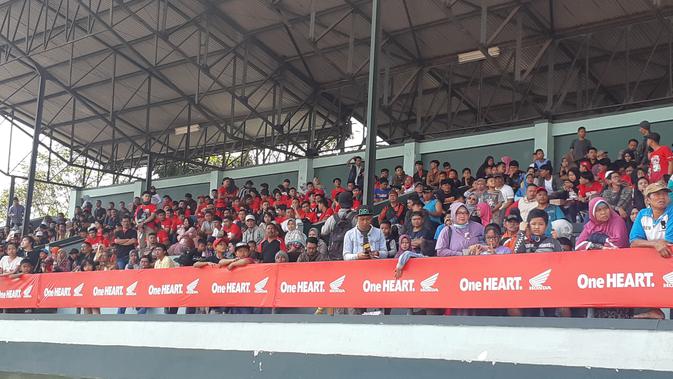Penonton memadati tribune sirkuit Brigif Cimahi pada Honda Dream Cup 2019. (Bola.com/Aditya Wicaksono)