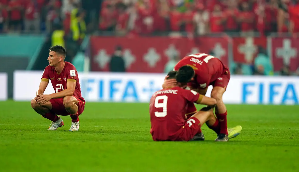 Reaksi para pemain Serbia setelah kalah dari Swiss pada pertandingan sepak bola Grup G Piala Dunia 2022 di Stadion 974, Doha, Qatar, 2 Desember 2022. Swiss melaju ke babak 16 besar Piala Dunia 2022 setelah mengalahkan Serbia dengan skor 3-2. (AP Photo/Martin Meissner)