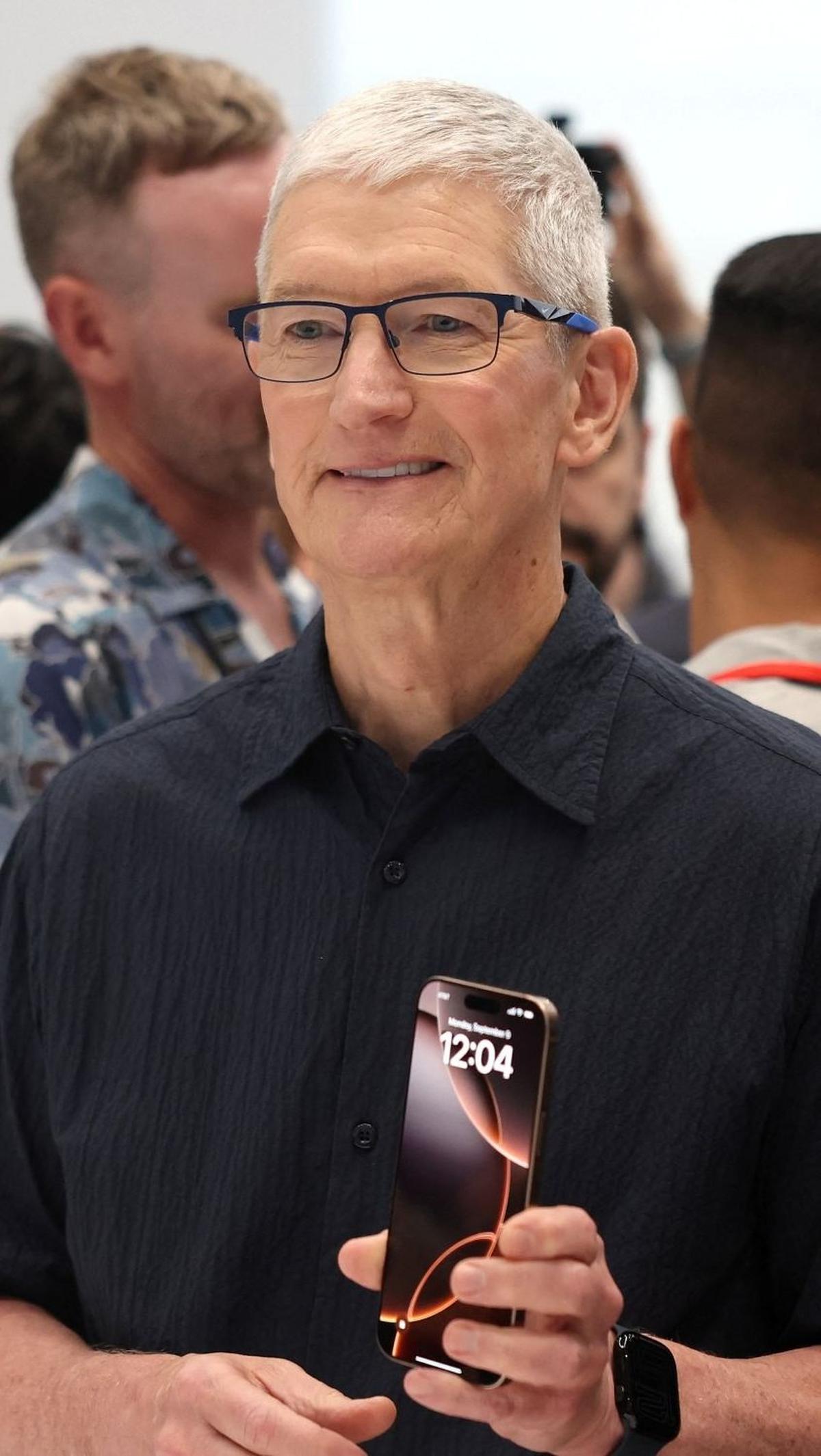 CEO Apple, Tim Cook, memperkenalkan jajaran iPhone 16 di markas besar Apple di Cupertino, California, AS. Foto: Nic COURY / AFP