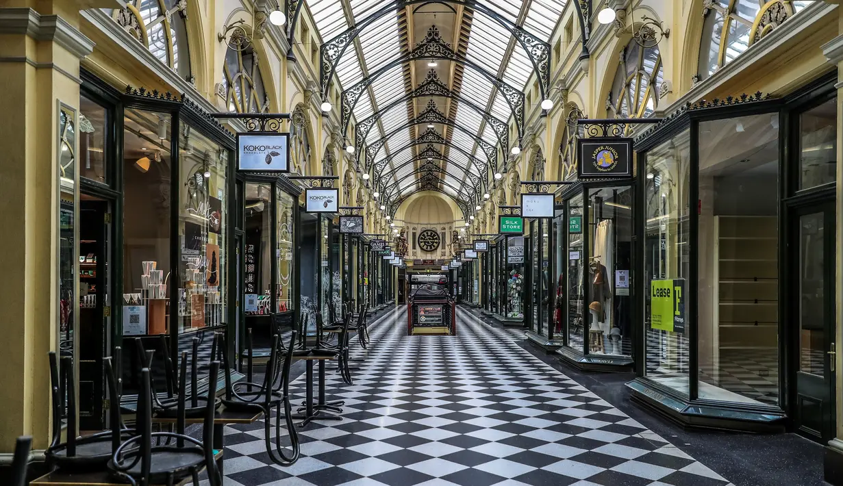 Pemandangan umum Arcade Plaza yang kosong di Melbourne, setelah kota terbesar kedua di Australia itu memberlakukan lockdown ketat, Jumat (16/7/2021). Lockdown di Melbourne, adalah yang kelima sejak pandemi dimulai satu setengah tahun yang lalu. (ASANKA BRENDON RATNAYAKE/AFP)