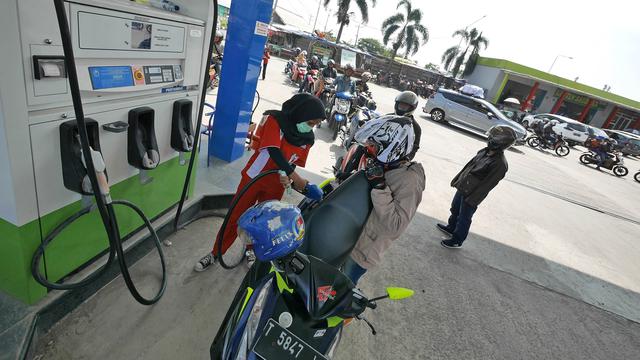 Pemudik Sepeda Motor Ramaikan SPBU di Brebes