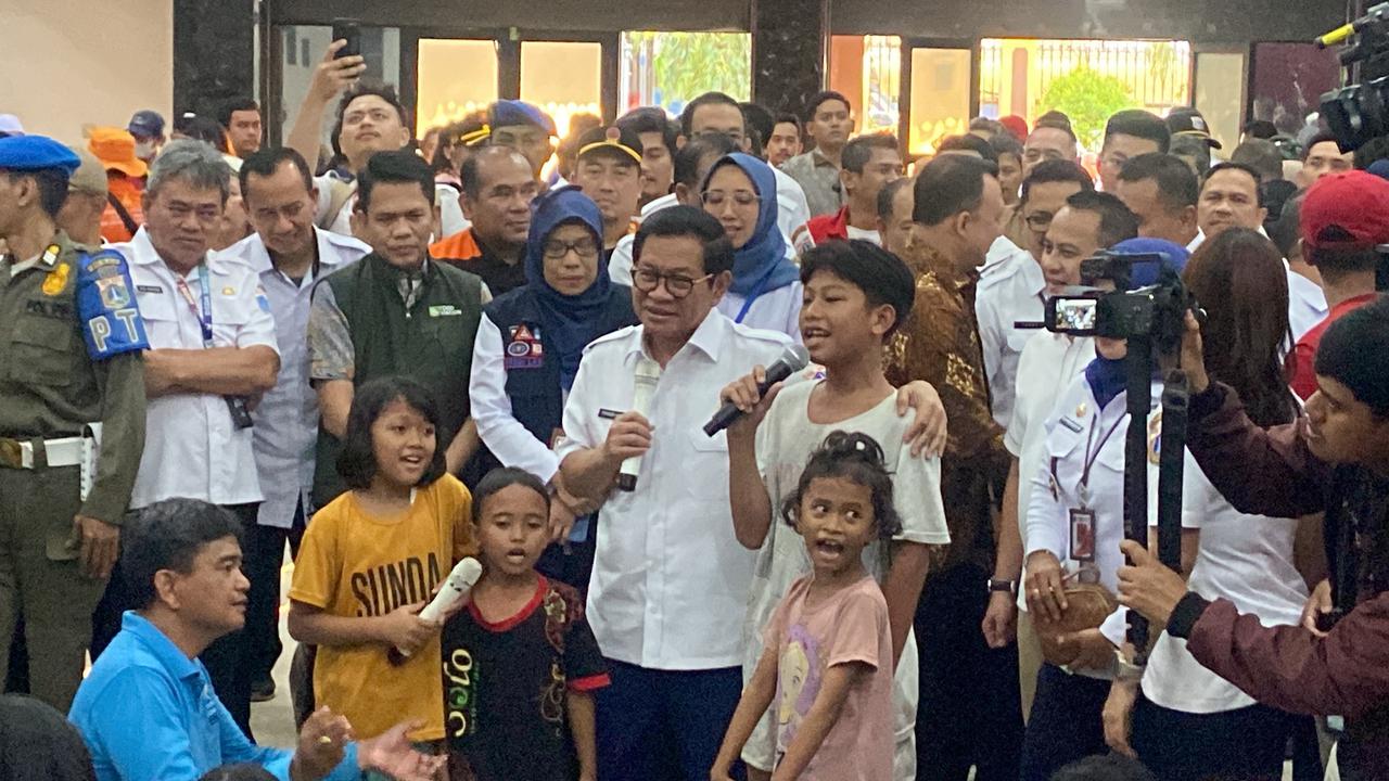 Pramono Tinjau Pengungsi Banjir di GOR Otista, Ajak Anak-Anak Nyanyikan Garuda Pancasila