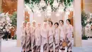 Untuk akad Lesti Kejora dan Rizky Billar, para bridesmaid terlihat anggun berbalut kebaya modern warna pink pastel dan kain jarik batik. (Instagram/venemapictures).