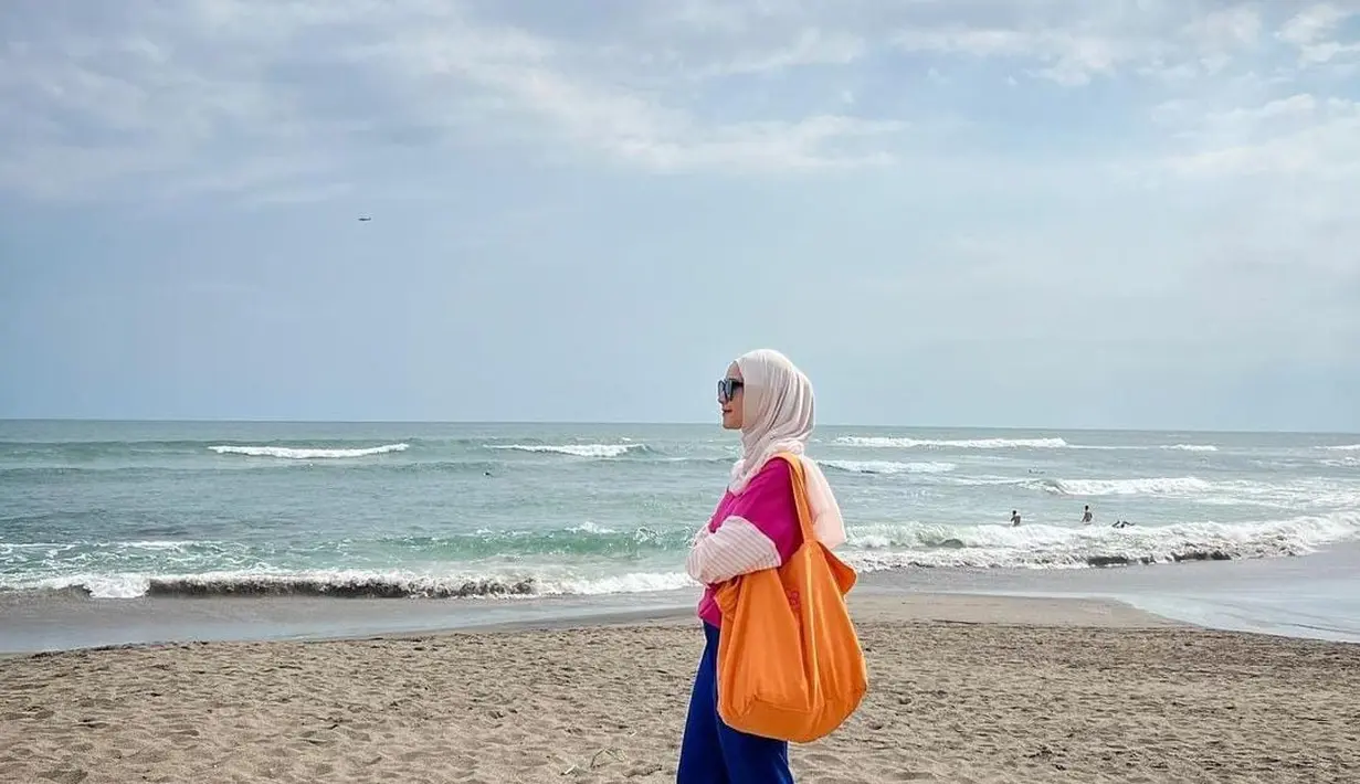 Zaskia Adya Mecca sempat beberapa kali berlibur ke pantai. Dia pun memilih memakai kaos putih pink yang dipadukan dengan celana jeans. [instagram/zaskiaadyamecca]