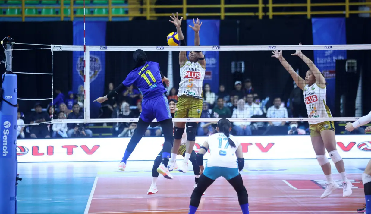 Aksi solid Medi Yoku dan Shella Bernadheta berhasil kembali membuat Gresik Phonska Plus Pupuk Indonesia unggul pada set ketiga. Setelah itu, mereka berhasil membawa timnya menang pada set keempat dengan skor 25-19. (Dok. PBVSI)