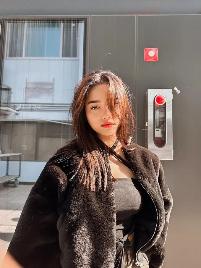 8 Gaya OOTD Fuji Utami yang Jadi Anak Skena Kekinian Saat Liburan di Korea Selatan