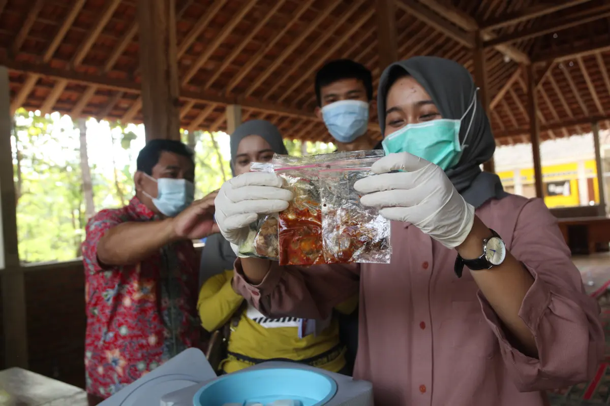 Dinas Kesehatan mengambil Sampel.