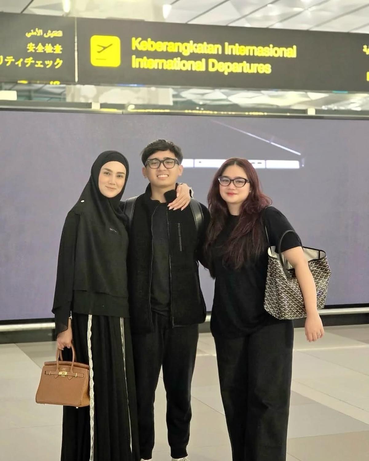 7 Potret Mulan Jameela Kumpul Bareng Keempat Anaknya, Sebut Abis Gaul dengan Teman Sepermainan