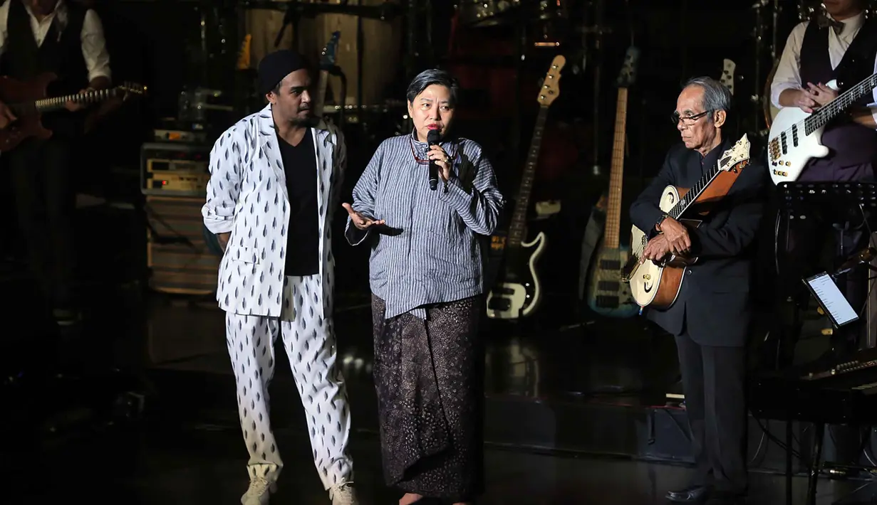 Konser Tanda Mata Glenn Fredly untuk Ruth Sahanaya yang telah 30 tahun berkarier di musik ini juga melibatkan beberapa penyanyi. Yura Yunita, Monita Tahalea, Barry Likumahuwa, Maruli Tampubolon, Yovie Widianto dan lainnya. (Deki Prayoga/Bintang.com)
