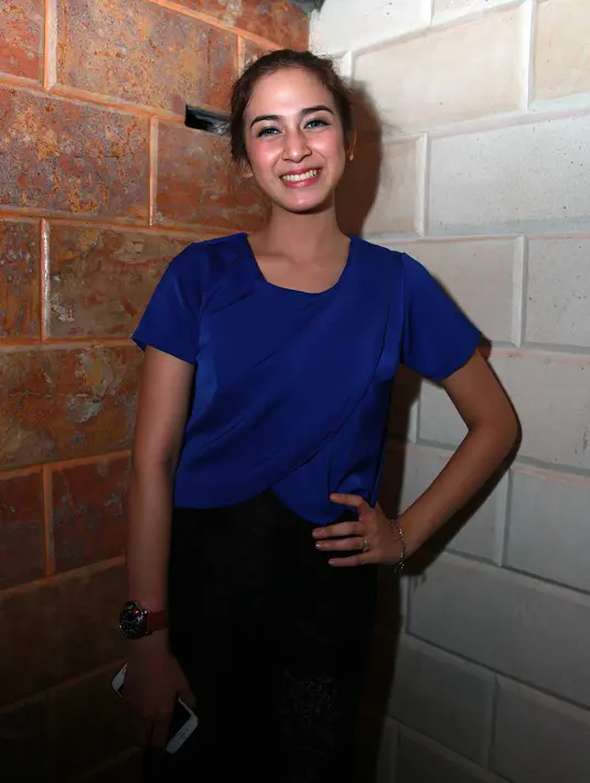 Nina Zatulini memerankan tokoh Aida yang bersifat lemah lembut karena dibesarkan di lingkungan pesantren. (Deki Prayoga/Bintang.com)