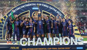 Pemain Paris Saint-Germain (PSG) merayakan keberhasilan menjadi juara Piala Interkontinental 2025 di Ahmad bin Ali Stadium, Al-Rayyan, Qatar, Kamis (18/12/2025) dini hari WIB. PSG menjadi juara setelah menaklukkan klub Brasil, Flamengo, lewat drama adu penalti. (Karim JAAFAR / AFP)