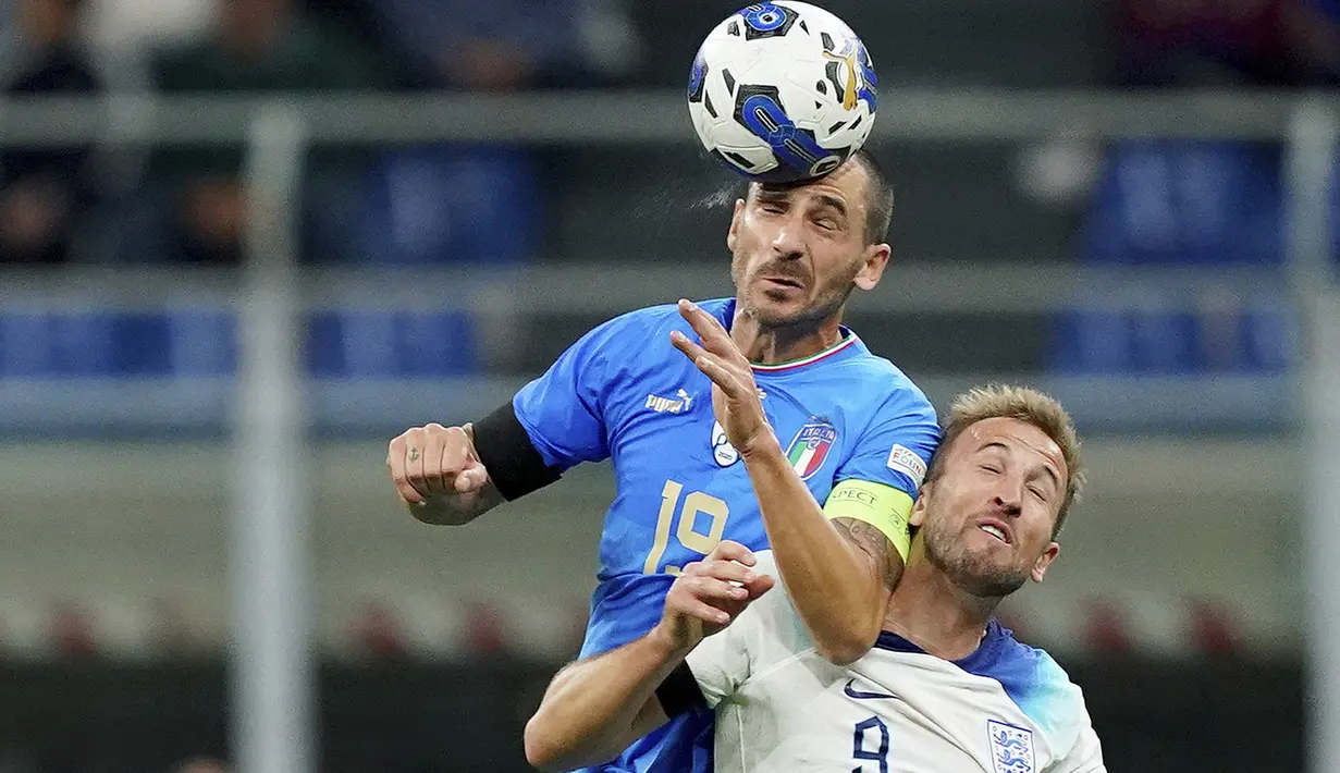 <p>Bek Italia, Leonardo Bonucci berebut bola dengan penyerang Inggris, Harry Kane pada pertandingan UEFA Nations League di stadion San Siro, di Milan, Italia, Jumat, 23 September 2022. Kekalahan ini memastikan Inggris jeblos ke Liga B UEFA Nations League edisi 2023/2024. (Spada/LaPresse via AP)</p>