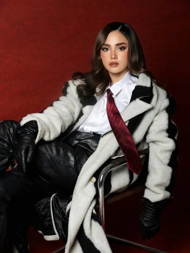 Bak Girlboss dari Gryffindor, Gaya Syifa Hadju dengan Long Coat Berdasi Ini Tuai Pujian “Unreal”