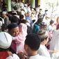 Warga Majalengka yang tergabung dalam Jamaah Ukhuwah Islamiyah memilih merayakan lebaran lebih awal dari ketentuan pemerintah. Foto (Liputan6.com / Panji Prayitno)