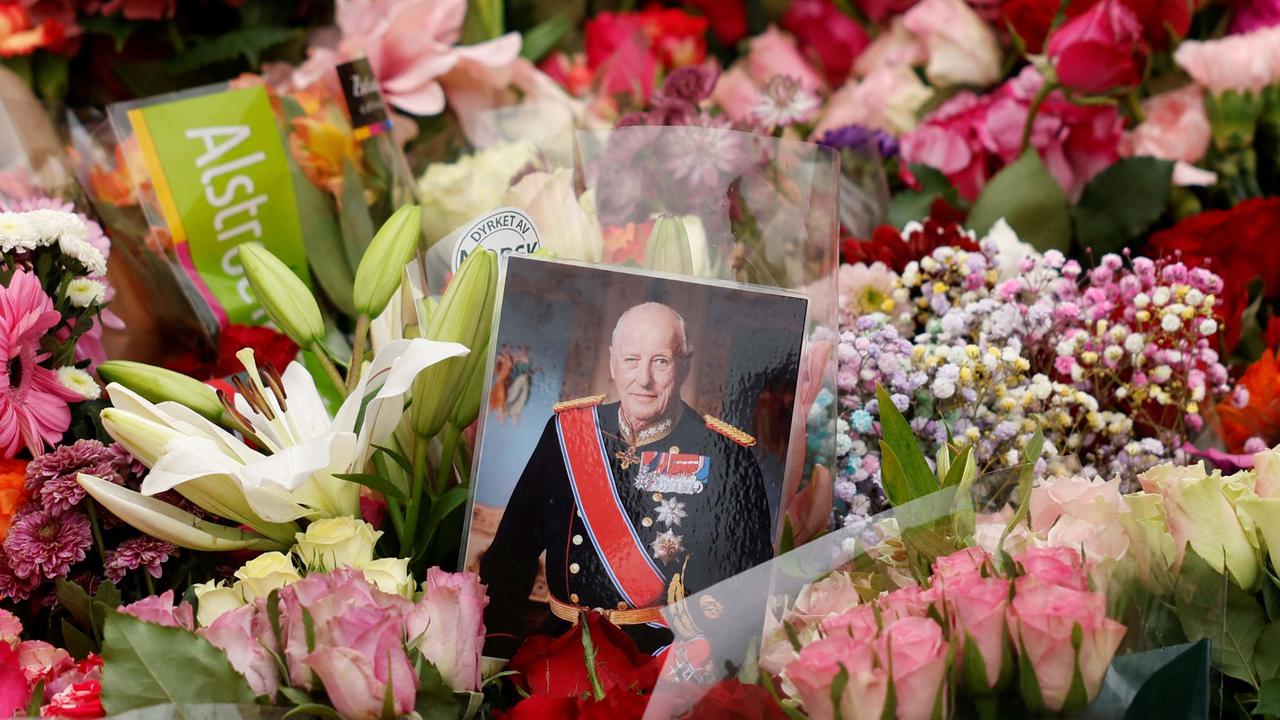 Warga Norwegia Beri Penghormatan Terakhir untuk Raja Harald V