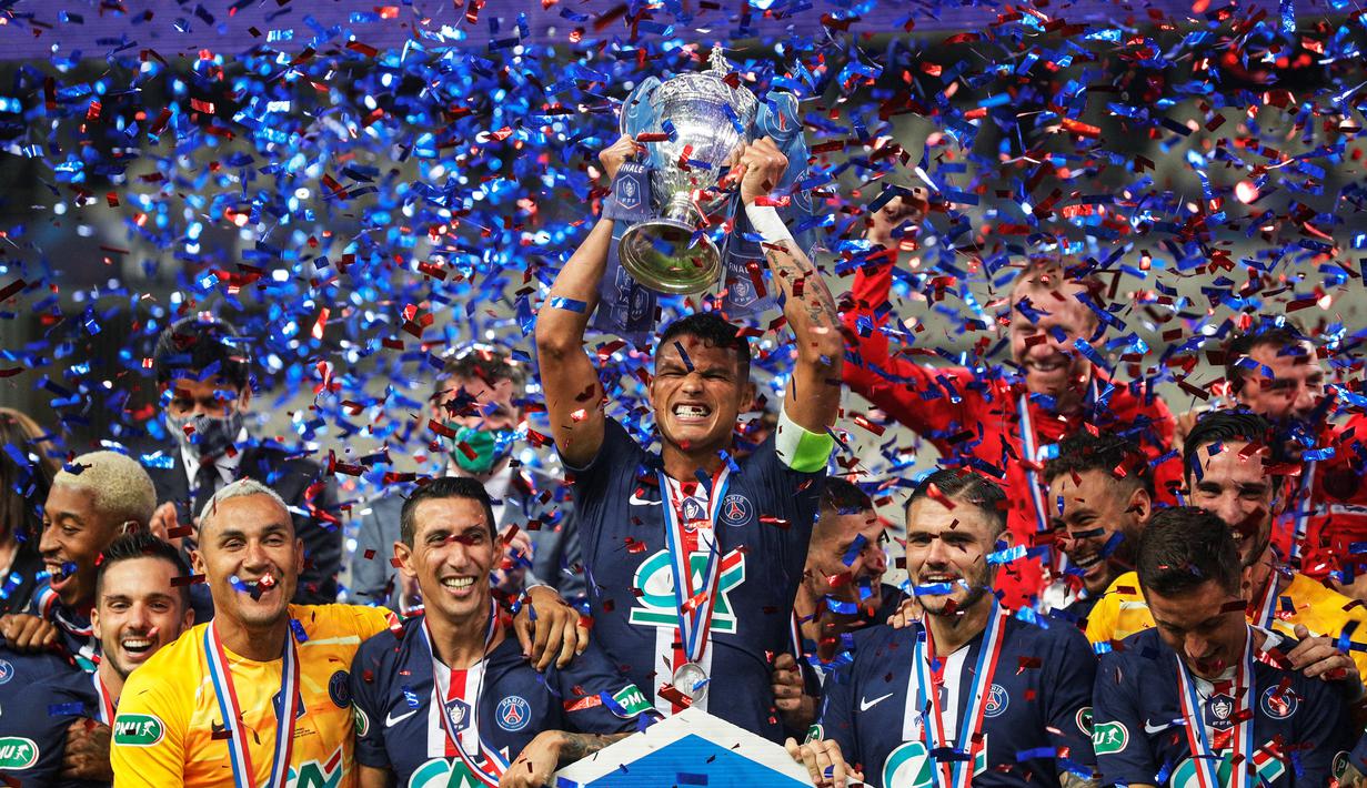 Pemain PSG merayakan trofi juara Piala Prancis usai mengalahkan Saint-Etienne pada pertandingan final di Stadion Stade de France, Sabtu (25/7/2020) dini hari WIB. PSG menang 1-0 atas Saint-Etienne. (AFP/Geoffroy Van Der Hasselt)