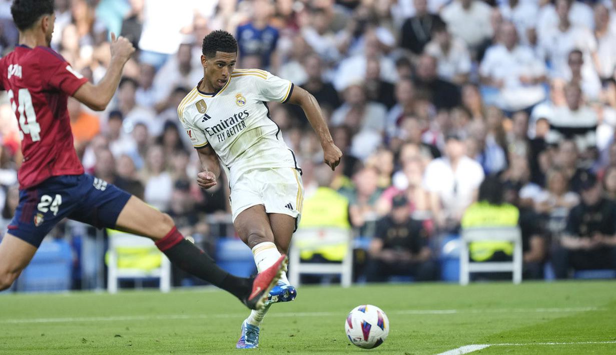 Pemain Real Madrid, Jude Bellingham, mencetak gol ke gawang Osasuna pada laga pekan ke-9 La Liga 2023/2024 di Stadion Santiago Bernabeu, Sabtu, (7/10/2023). Kali ini sang pemain memboron dua dari empat gol kemenangan Real Madrid atas Osasuna. (AP Photo/Jose Breton)
