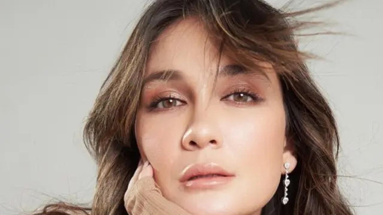 6 Model Rambut Panjang Bergelombang ala Luna Maya, Simpel Tapi Classy