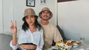 Serasi dengan bucket hat saat kencan makan di restoran (Instagram @v.andrianto)