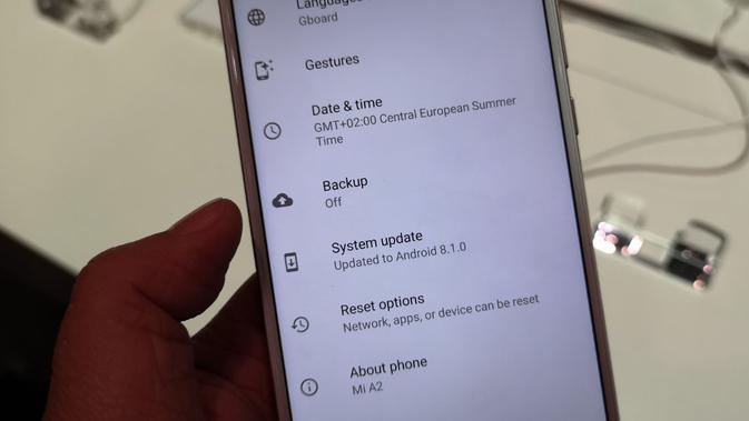 Xiaomi Mi A2 menggunakan software Android 8.1 Oreo (Liputan6.com/ Yuslianson)