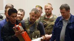 Salah satu tim investigator Malaysia menerima kotak hitam pesawat MH-17 dari kelompok separatis pro-Rusia di Donetsk, (22/7/2014). (REUTERS/Maxim Zmeyev)