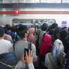 Sejumlah penumpang berpindah tujuan kereta saat penerapan switch over (SO) ke-5 di Stasiun Manggarai, Jakarta, Senin (30/5/2022). Penerapan switch over (SO) atau peralihan sistem persinyalan ke-5 itu membuat terjadinya penumpukan penumpang di peron kereta karena terdapat perubahan rute perjalanan KRL. (Liputan6.com/Herman Zakharia)