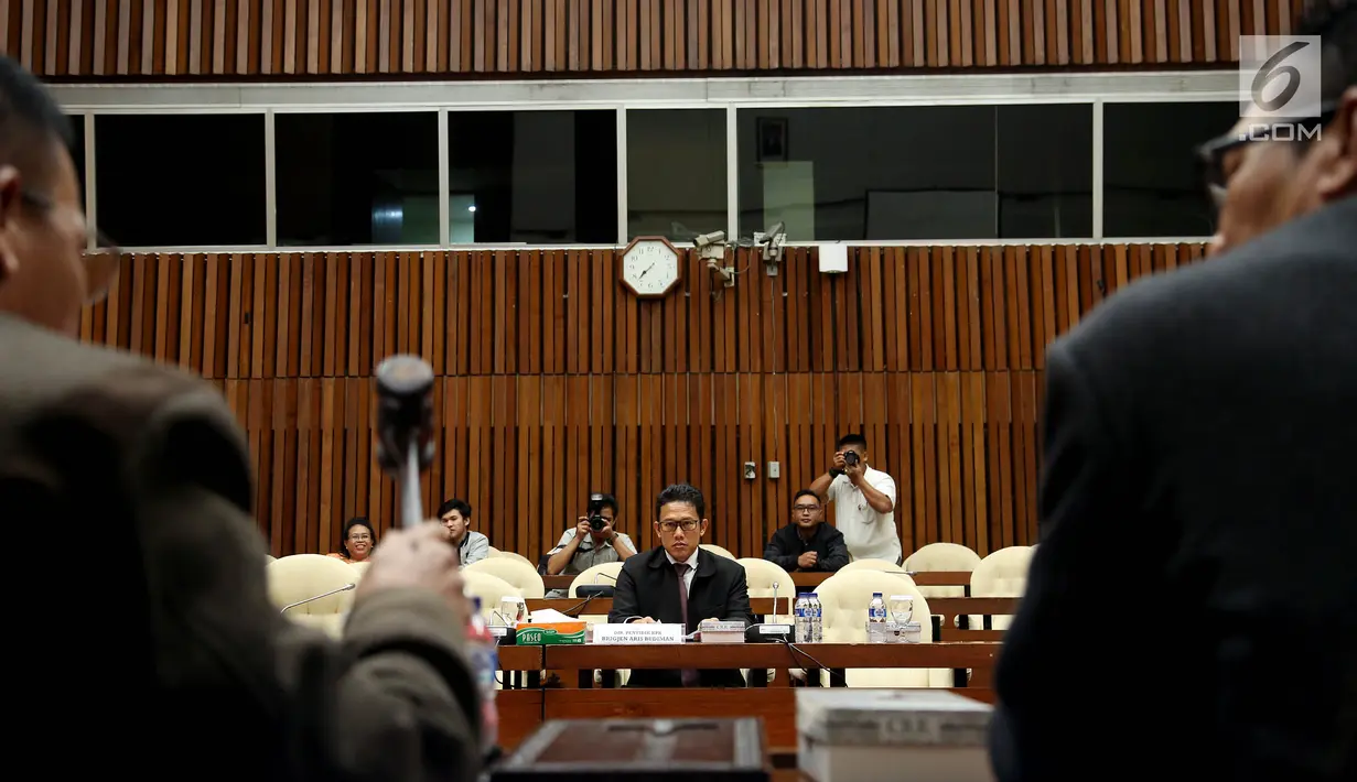 Direktur Penyidikan Komisi Pemberantasan Korupsi (KPK) Brigjen Pol Aris Budiman saat memenuhi panggilan Rapat Dengar pendapat bersama Pansus Hak Angke KPK, di Kompleks Parlemen, Senayan, Jakarta, Selasa (29/8). (Liputan6.com/Johan Tallo)