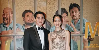 Sebagai pasangan fashionable terverfikasi, Marsha Timothy dan Vino G. Bastian selalu berhasil jadi raja dan ratu di karpet merah. Terbaru saat premiere film Miracle In Cell Number 7 yang dibintangi keduanya. Vino tampil gagah dengan setelan klasik berdasi kupu-kupu dan istrinya memakai gaun haute couture dengan ornamen indah dari Hian Tjen. (Foto: Instagram @marshatimothy)