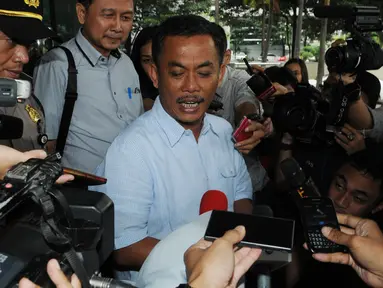  Ketua DPRD DKI Jakarta, Prasetyo Edi Marsudi memberikan keterangan kepada wartawan usai memenuhi panggilan KPK sebagai saksi Mohamad Sanusi terkait suap pembahasan dua Raperda Reklamasi Pantai Utara Jakarta, Selasa (14/6). (Liputan6.com/Faizal Fanani)