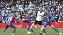 Gelandang Valencia, Uros Racic mengontrol bola dari kawalan para pemain Barcelona pada pertandingan La Liga Spanyol di stadion Mestalla, Spanyol, Minggu (20/2/2022). Barcelona menang atas Valencia 4-2. (AP Photo/Alberto Saiz)