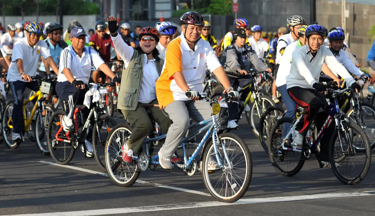 Presiden ke-6 RI Susilo Bambang Yudhoyono (SBY) bersama istri, Ani Yudhoyono melihat nama-nama korban perang Australia di Peringatan Perang Australia, Canberra, 9 Maret 2010. (Photo by TORSTEN BLACKWOOD/AFP)