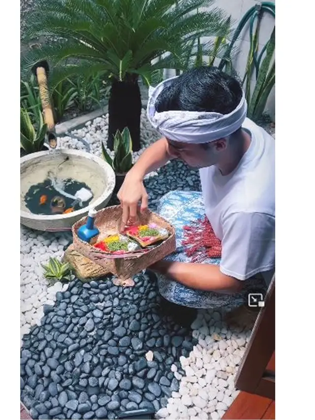 6 Potret Laura Theux dan Indra Brotolaras Rayakan Dedinan Anak Pakai Adat Bali
