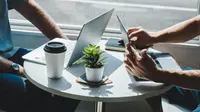 Ilustrasi Orang yang Bekerja dengan Laptopnya/copyright Unsplash/Maranda Vandergriff
