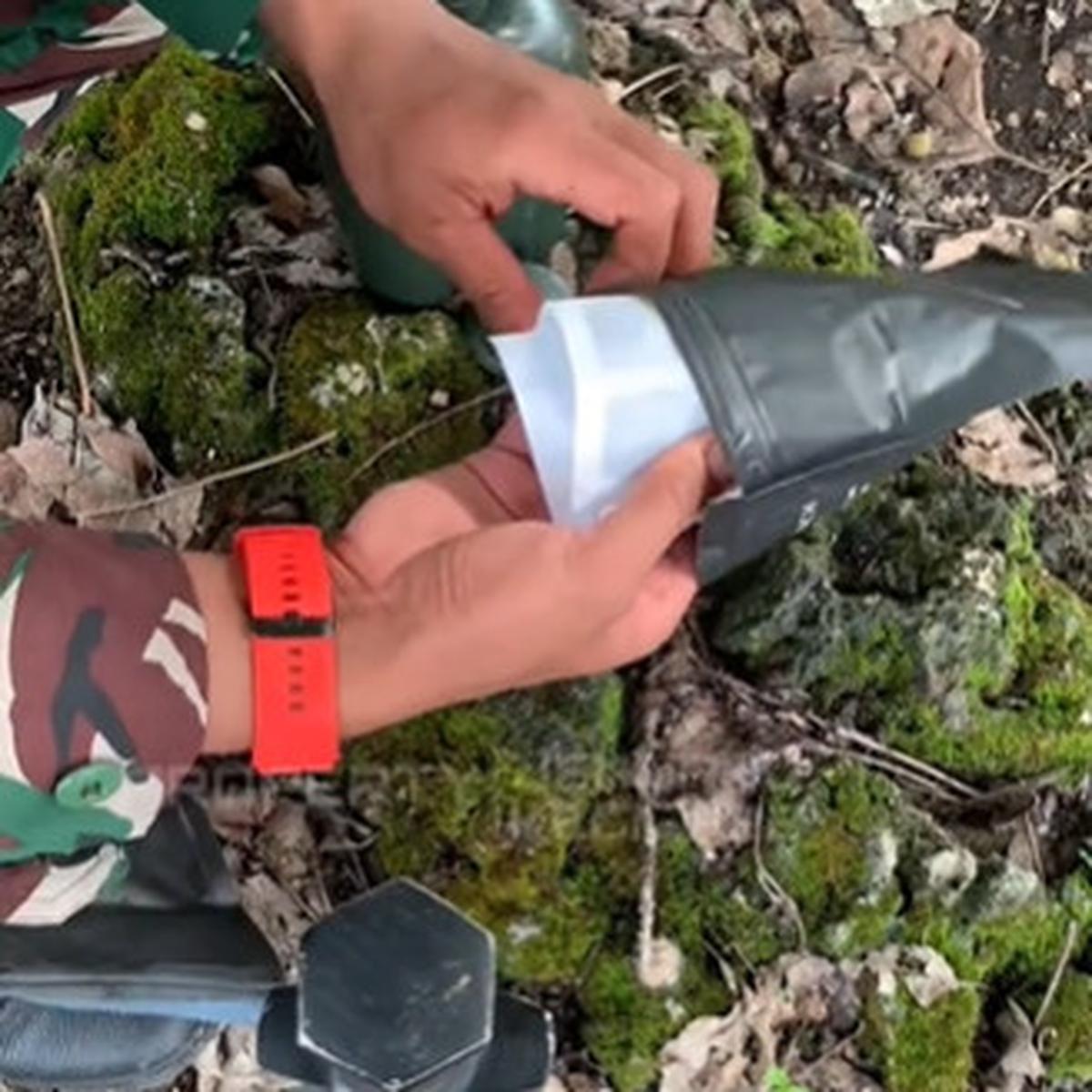 Lagi Jelajah Hutan, Anggota TNI AD Ini Unik Cara Merebus Talas Tidak Pakai Api