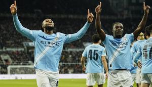 Winger Manchester City, Antoine Semenyo (melompat), berhasil menyumbangkan satu gol saat timnya menang 2-0 atas Newcastle United pada laga leg pertama semifinal Carabao Cup musim ini di St. James' Park, Rabu (14/01/2026) dini hari WIB. (AP Photo/Dave Thompson)